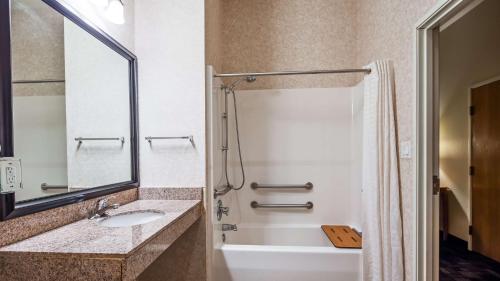 朗维尤贝斯特韦斯特朗维尤酒店的一间带水槽和淋浴的浴室