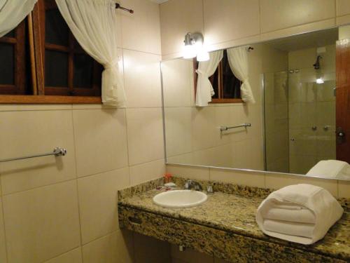 特雷索波利斯Pousada Jardim Comary的一间带水槽和镜子的浴室