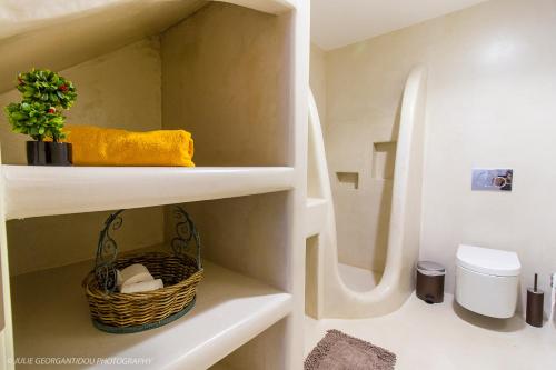 纳克索乔拉Aerides Villas的浴室提供毛巾篮和卫生间。