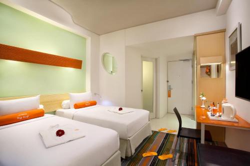 万隆哈里斯连城万隆节会议酒店的酒店客房配有两张床和一张书桌