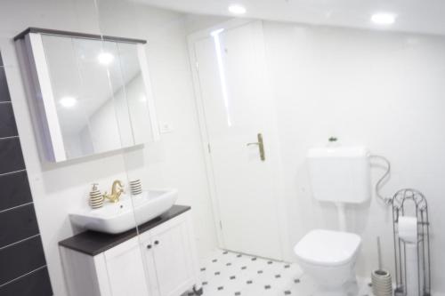 卡什泰拉Apartman Balancana的白色的浴室设有水槽和卫生间。