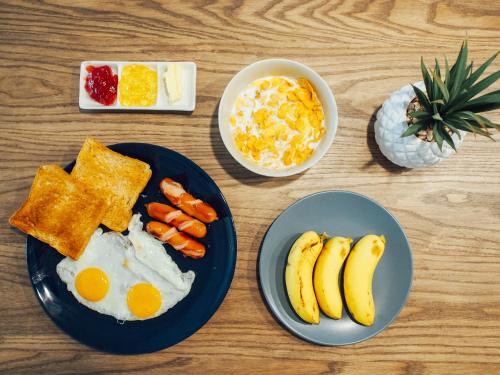 曼谷瓦姆泰尔酒店的木桌,早餐盘,包括鸡蛋香蕉和胡萝卜