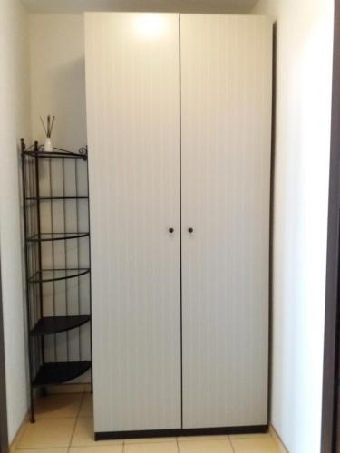 哈伊努夫卡Apartament的一间房间里带两个门的白色衣柜