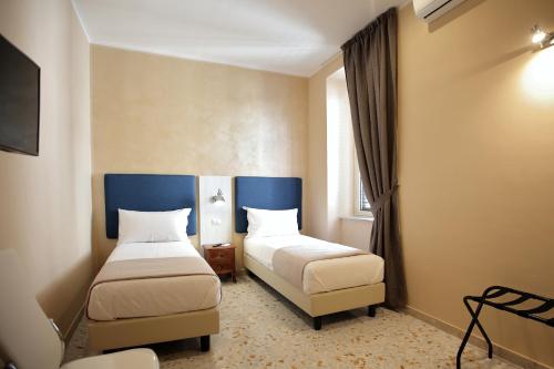 墨西拿"S. Cecilia"的酒店客房设有两张床和窗户。