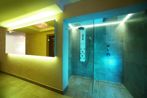 利恩茨霍兰德霍夫酒店的带淋浴的浴室(带蓝色灯光)