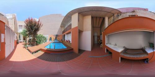 萨贡托B&B "Domus Atilia"的一座建筑的中间有一个游泳池
