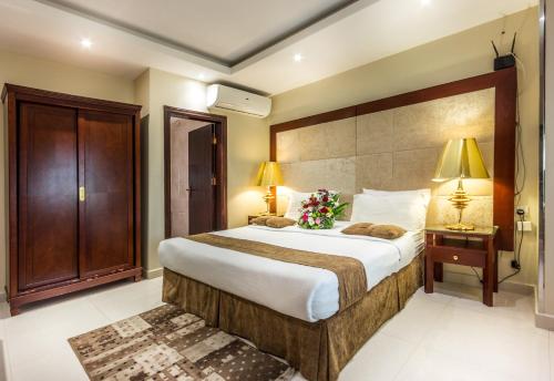 阿哈达Al Muhaidb Al Hada Resort的一间卧室,卧室内配有一张大床