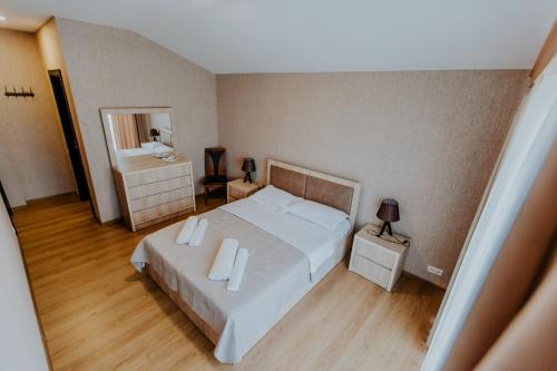 泰拉维Sunset Telavi的卧室配有一张白色大床和镜子