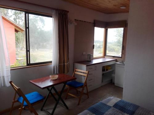 El TotoralCabañita Totoverde的小厨房配有桌椅和窗户。
