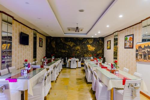 河内A25 Hotel - 12 Ngô Sỹ Liên的用餐室配有白色的桌子和白色的椅子