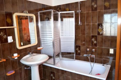 布雷佐内加尔达Ca di Venzo的带浴缸和盥洗盆的浴室
