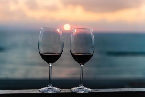 特拉维夫Sea view apartment suite的两杯红酒坐在一顶帐篷上