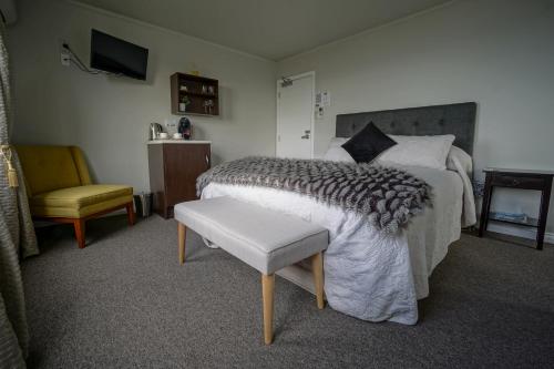 布拉夫Lands End的一间卧室配有一张床和一把椅子
