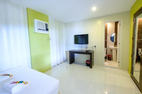 班塔延岛阿尼卡岛度假村的酒店客房,配有床和电视