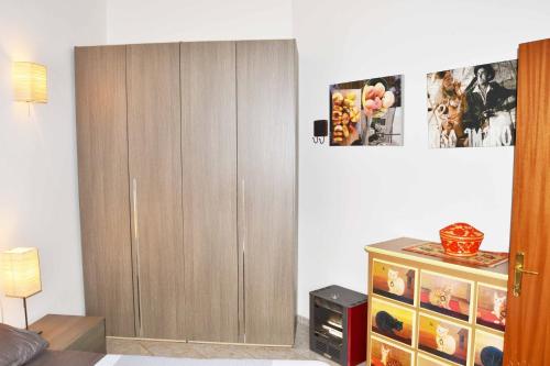 马里纳·迪·波迪斯科Le stelle di Portisco的一间卧室设有大型木制衣柜和梳妆台