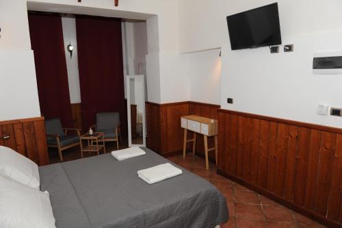 瓦伦扎诺Torre Balzano B&B的一间卧室配有一张床,上面有两条毛巾