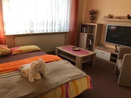 库克斯港Gästehaus Seestern的酒店客房设有两张床和电视。