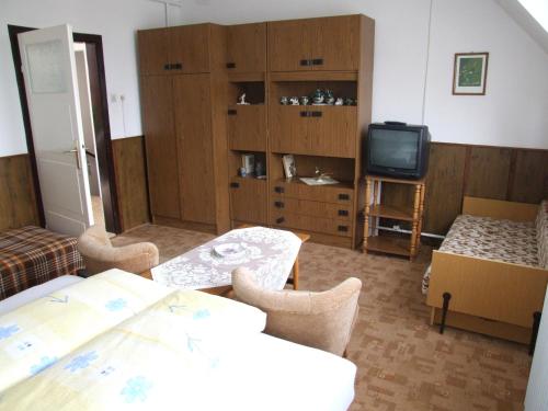 哈卡尼Révész Vendégház的客厅配有桌子和电视