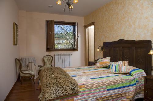 Gres卡皮亚旅馆的一间卧室配有一张带猎豹毛毯的床