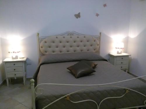 奥里亚Elisea House的一间卧室配有一张带2个床头柜的大床