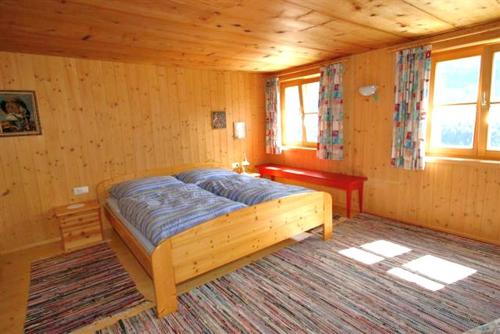BlonsHaus Sücka的木制客房内的一间卧室,配有一张床
