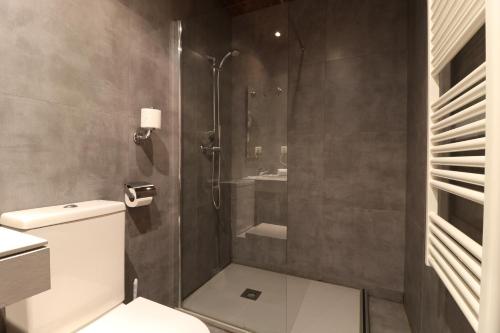 维耶拉埃斯帕莱酒店的带淋浴、卫生间和盥洗盆的浴室