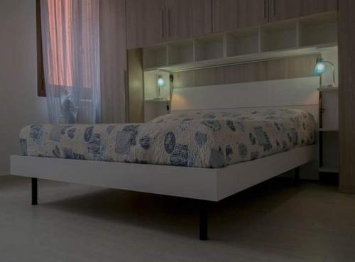 穆拉诺casa dei nonni的卧室内的一张大床,床架