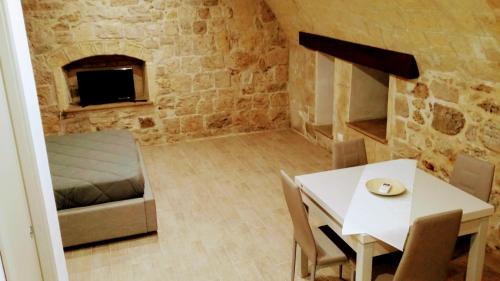 巴列塔42° parallelo的小房间设有床和桌子以及用餐室
