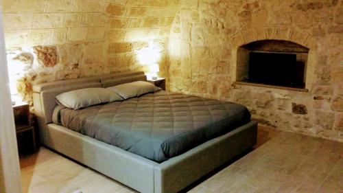 巴列塔42° parallelo的一间卧室配有一张石墙床