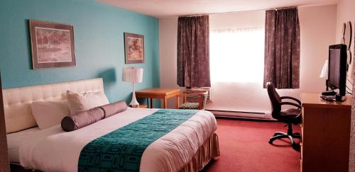 圣约翰堡约翰堡豪生国际酒店的酒店客房设有床和窗户。