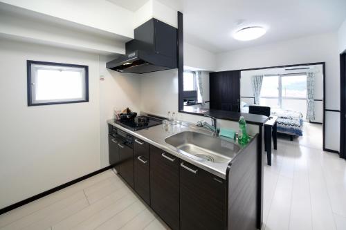 糸满EX Itoman Apartment 701的厨房配有水槽和台面
