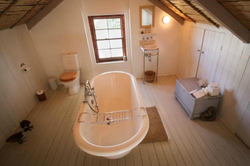 蒙塔古The Luxury Loft的带浴缸和卫生间的大型浴室