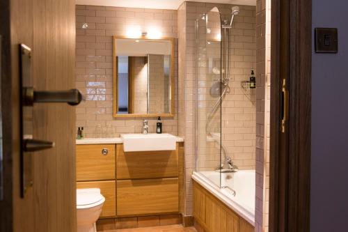 特劳特贝克王后之首酒店的一间带水槽、卫生间和淋浴的浴室