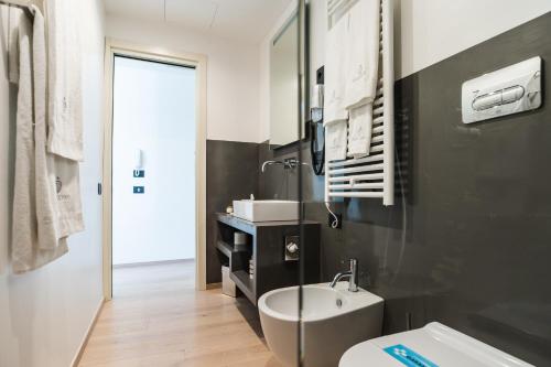 莫诺波利Dimora Maio的黑白浴室设有卫生间和水槽