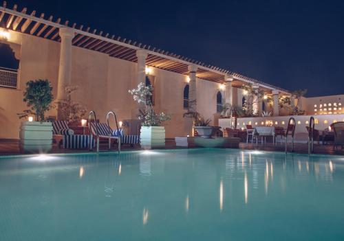 比卡内尔纳伦德拉巴哈旺度假屋的一座带桌椅的大型游泳池