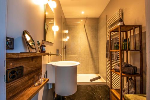 伯尔尼One Suite Hotel - Zollhaus的浴室配有白色水槽和淋浴。