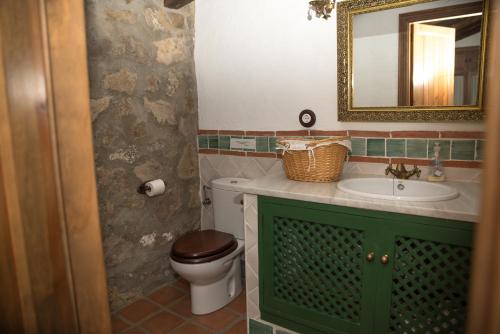 San Pablo科尔蒂霍唐巴勃罗度假屋的一间带卫生间、水槽和镜子的浴室
