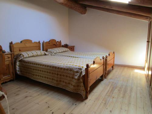 巴塞尔加·迪·皮纳Casa Margherita的一间卧室设有两张床,铺有木地板
