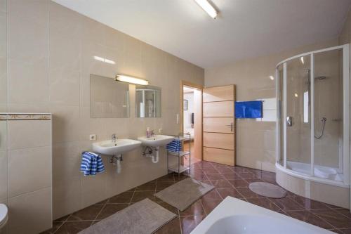 格英Ferienwohnung Karakas的一间带两个盥洗盆和淋浴的浴室