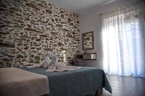 巴利恩Villa Anna的一间卧室设有石墙和一张床