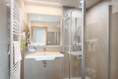 Neutal菊法诺伊塔尔酒店的一间带水槽和淋浴的浴室
