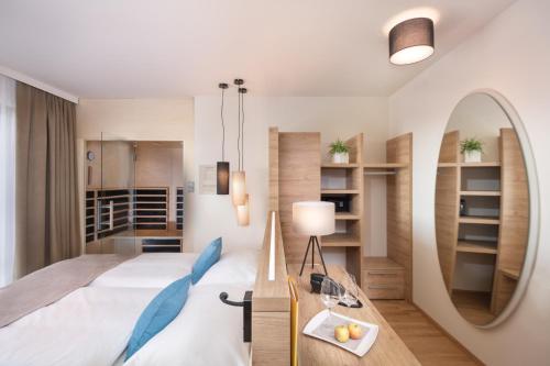 Neutal菊法诺伊塔尔酒店的一间卧室配有一张床和镜子