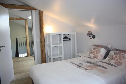弗朗科尔尚Au Chat'rme des Blanches Pierres的卧室配有一张白色大床和镜子