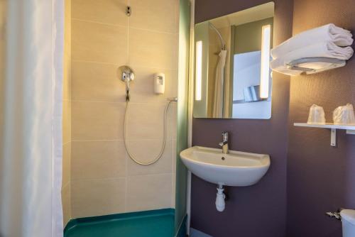 科当B&B HOTEL Lorient Caudan的一间带水槽和淋浴的浴室