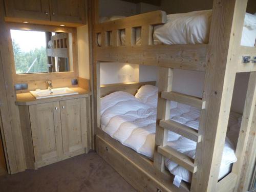 Saint-Bon-TarentaiseNogentil的一间卧室设有两张双层床和水槽