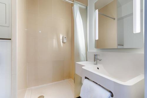 马赛B&B HOTEL Marseille Centre La Joliette的白色的浴室设有水槽和淋浴。