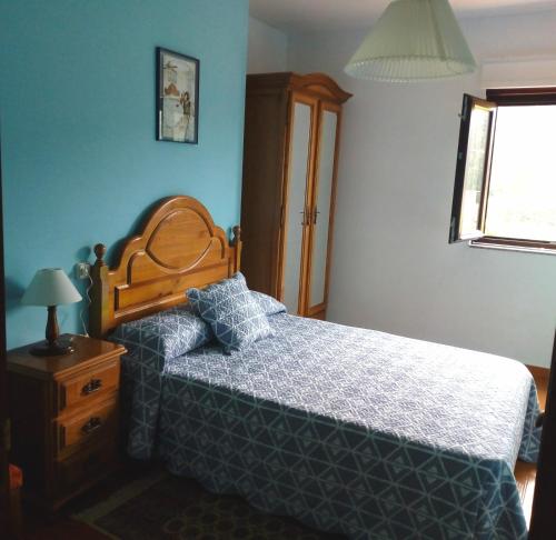 LiresO Cruceiro的一间卧室配有一张床、一个梳妆台和一扇窗户。