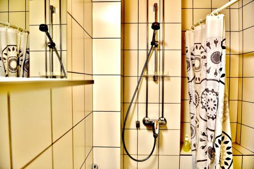 赫尔辛基戴安娜公园旅舍的带淋浴和浴帘的浴室