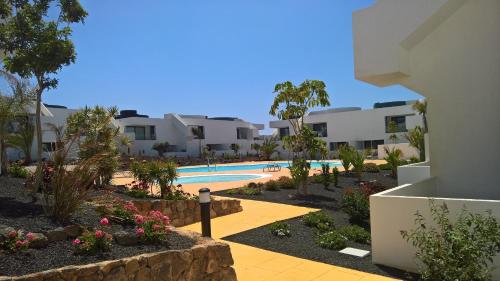 维拉韦德Casa Skadi的享有度假村游泳池的景致