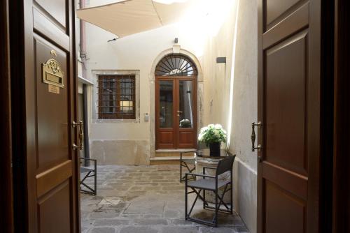 威尼斯凤凰公寓式酒店的走廊设有门、桌子和椅子
